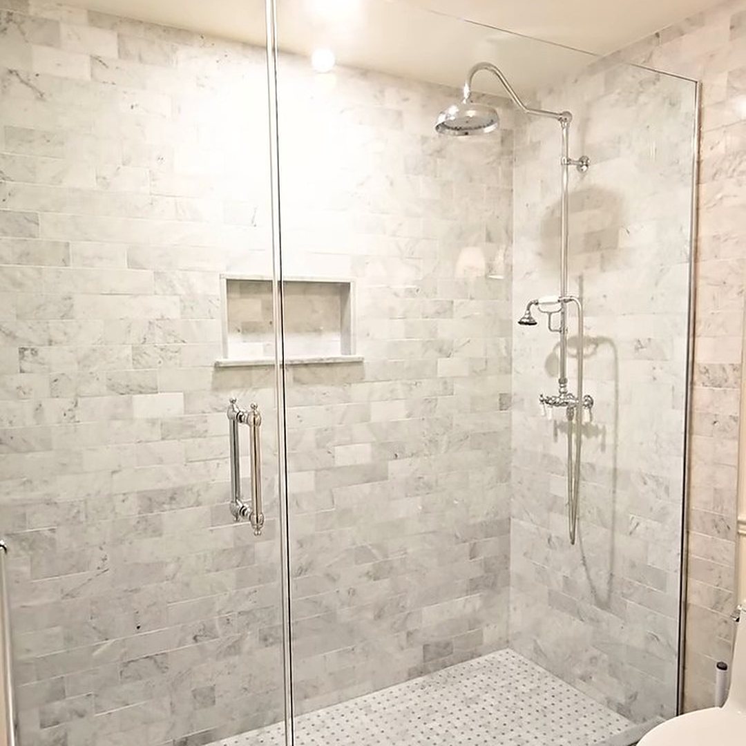 Le même coin après les travaux : une douche vitrée en céramique de marbre