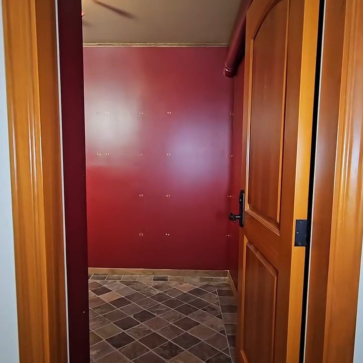 Le cellier avant les travaux : murs rouges et plancher d'ardoise