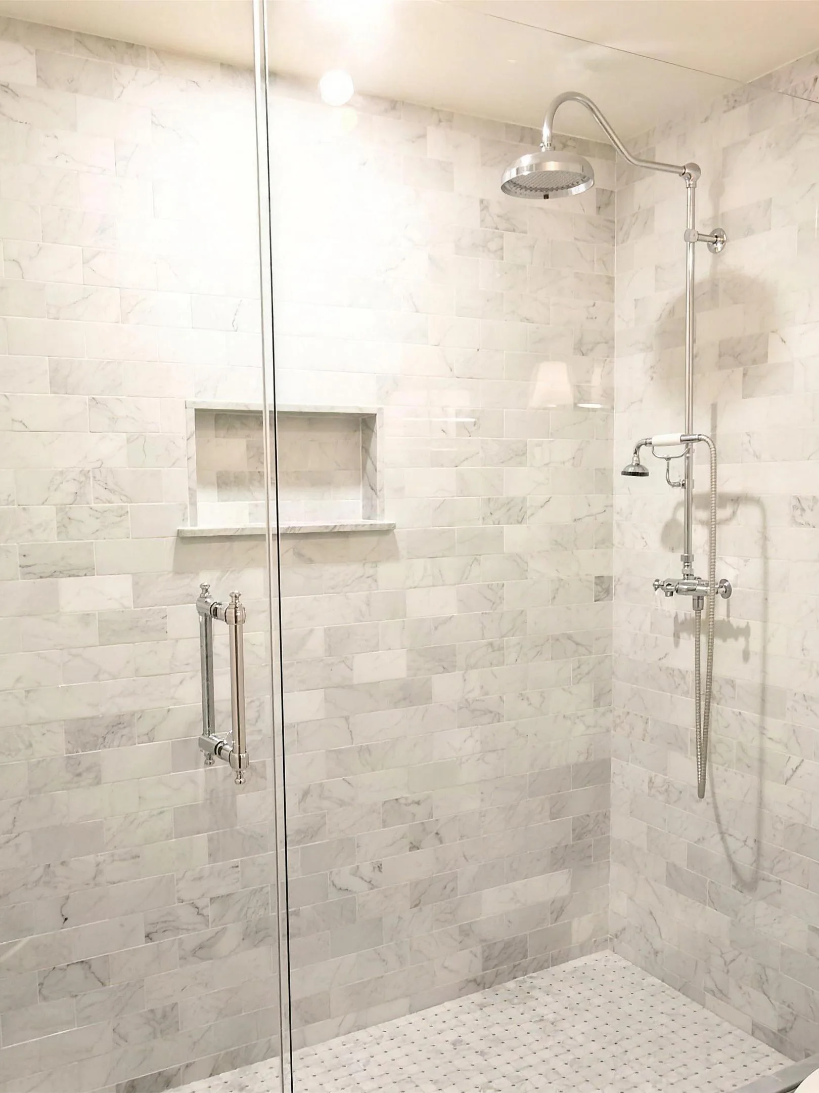 La douche en céramique de marbre ajoutée dans l'ancien cellier