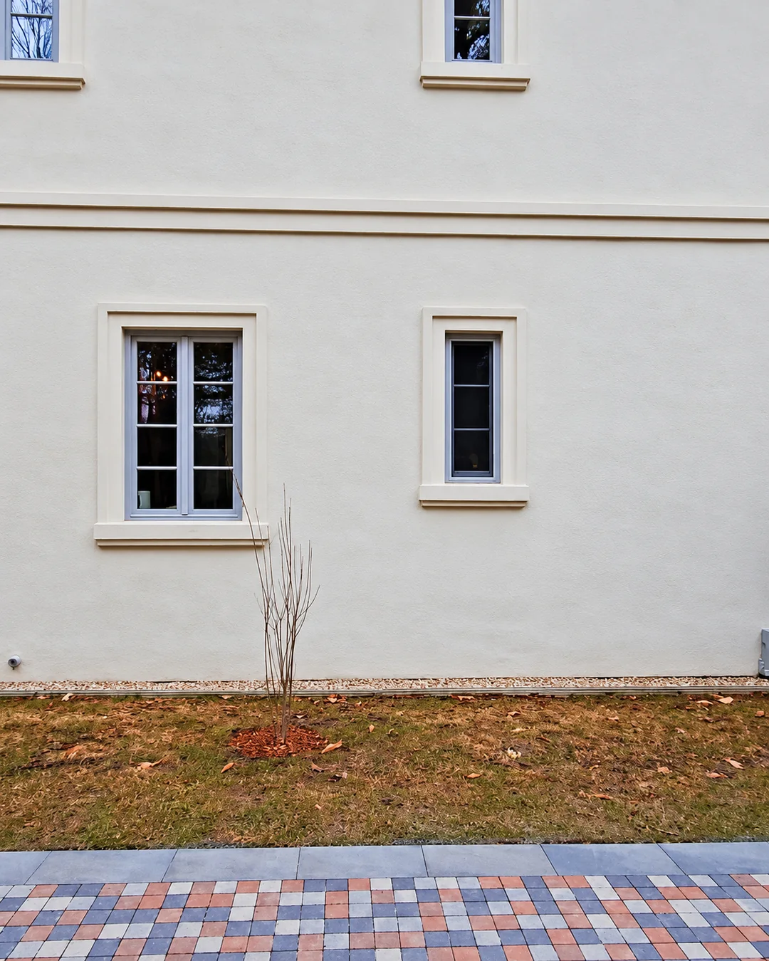 Le mur extérieur de la chambre avant les travaux, sans fenêtre au sous-sol