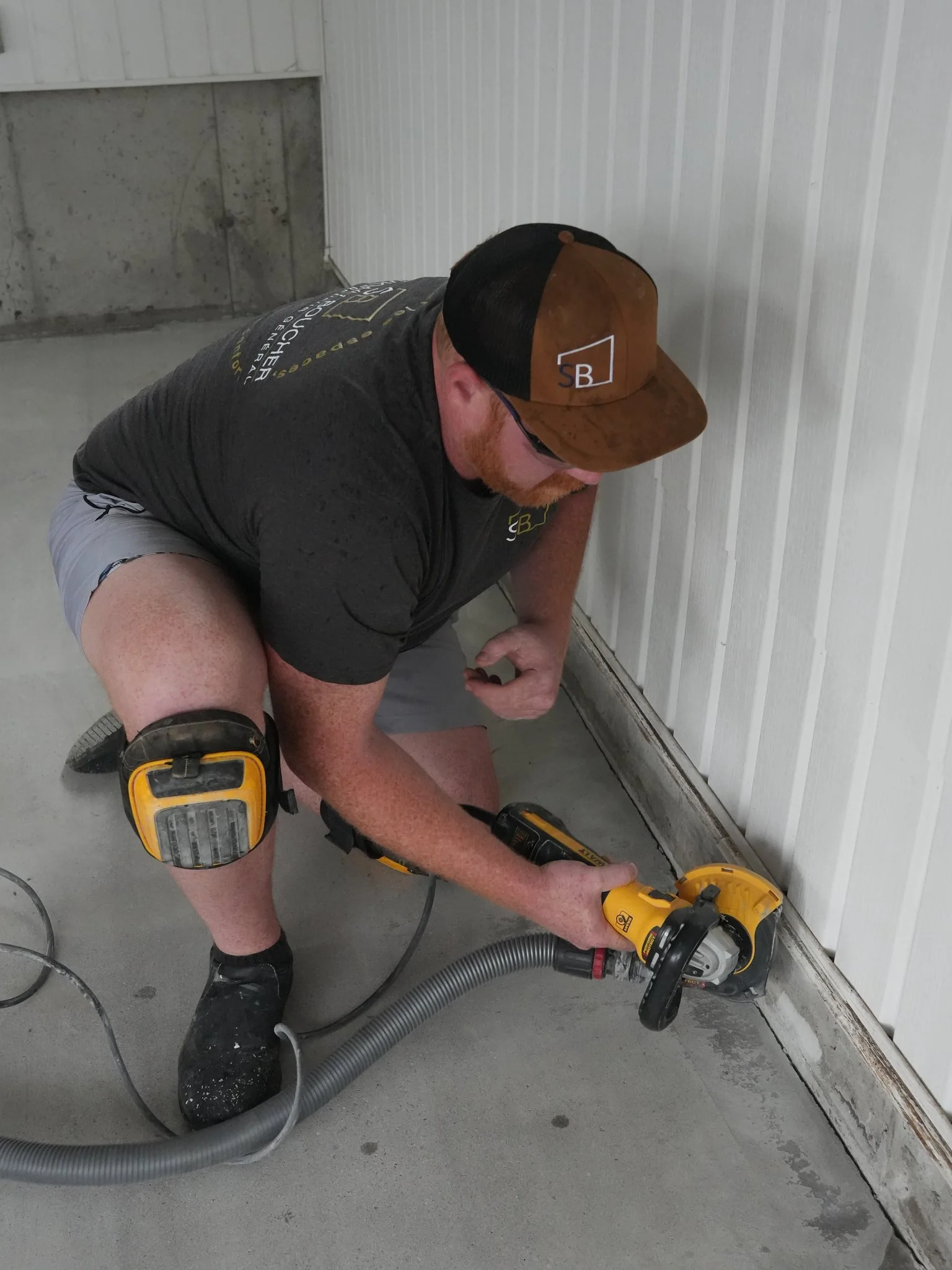 PO prépare les bordures d'un plancher de garage avant l'époxy