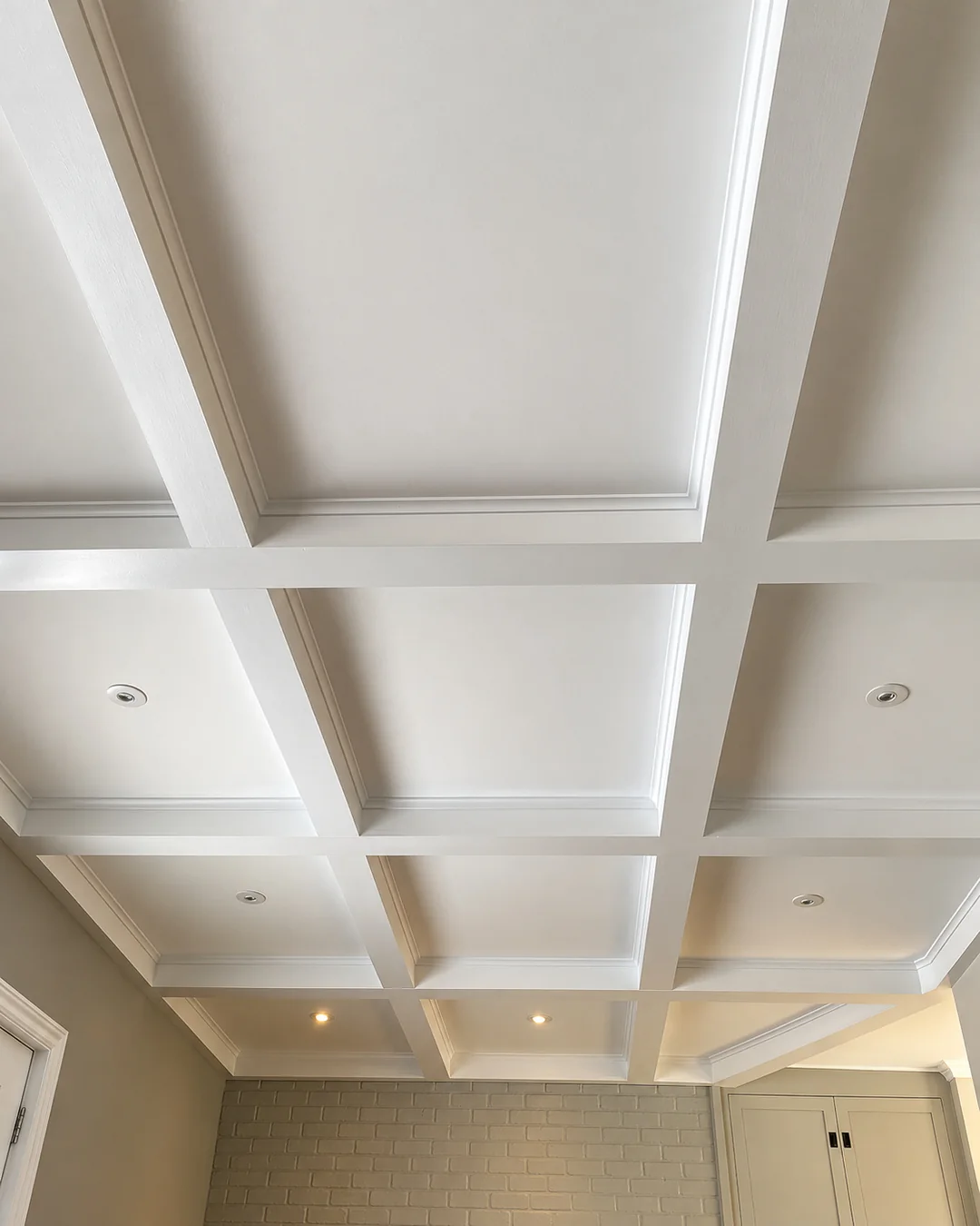 Plafond à caissons blanc avec éclairage encastré