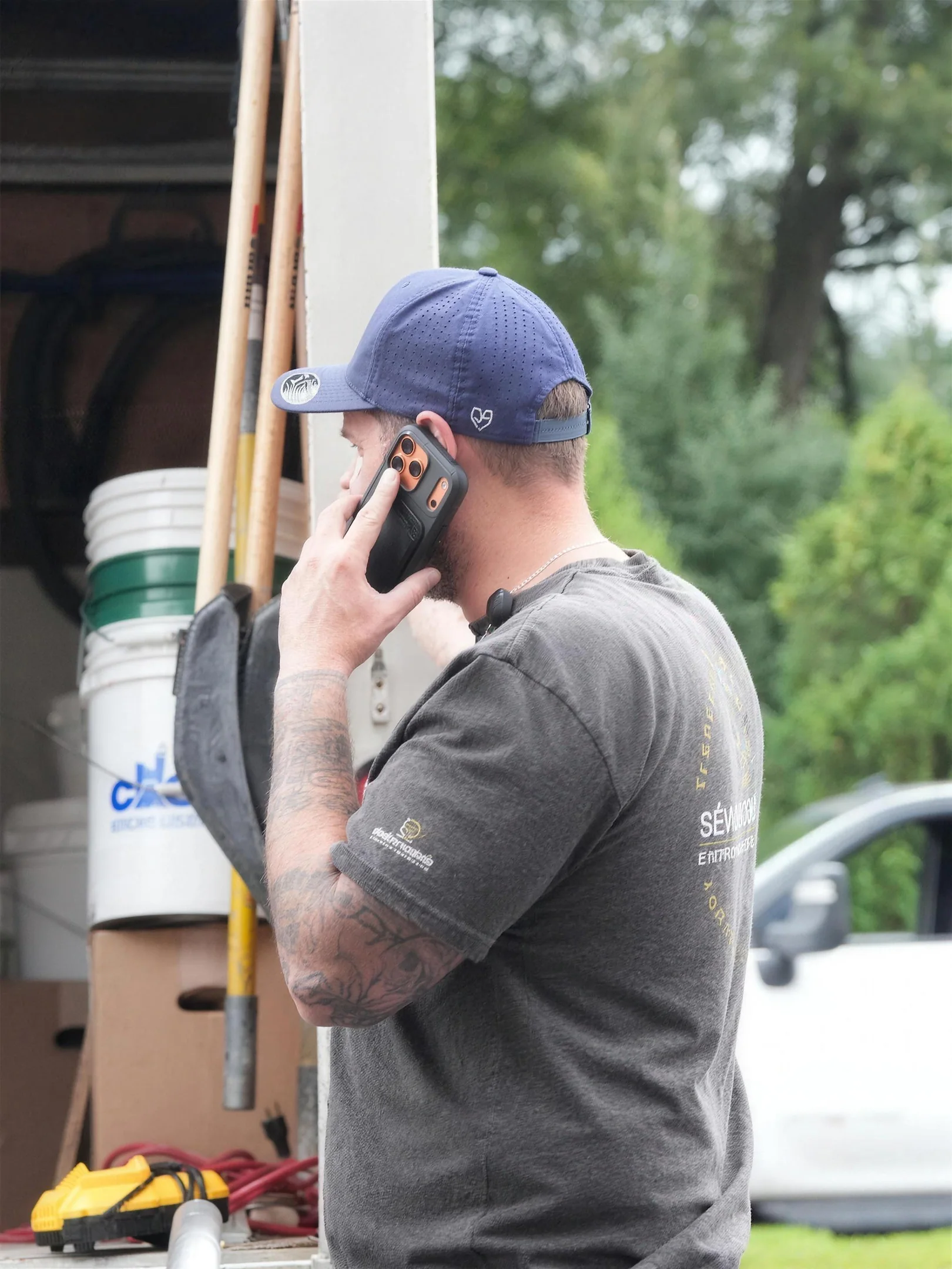 PO répond au téléphone sur un chantier