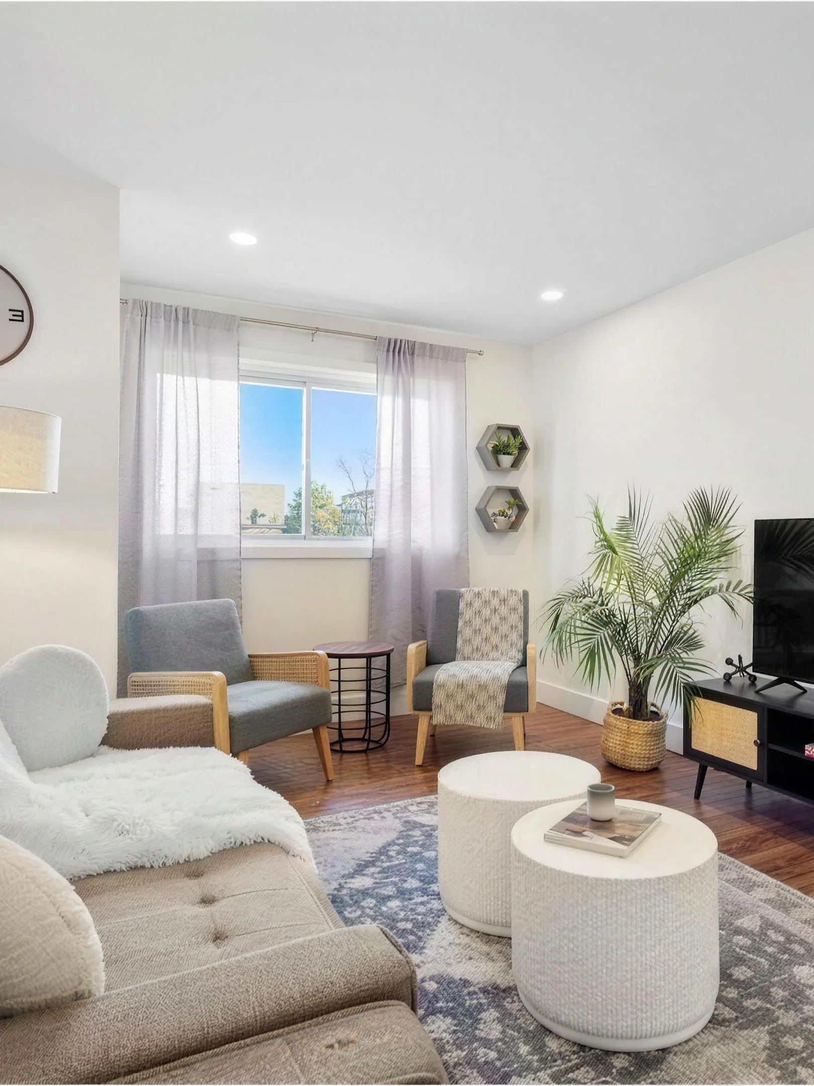 Salon d'une maison rénovée au complet par Sévigny Boucher