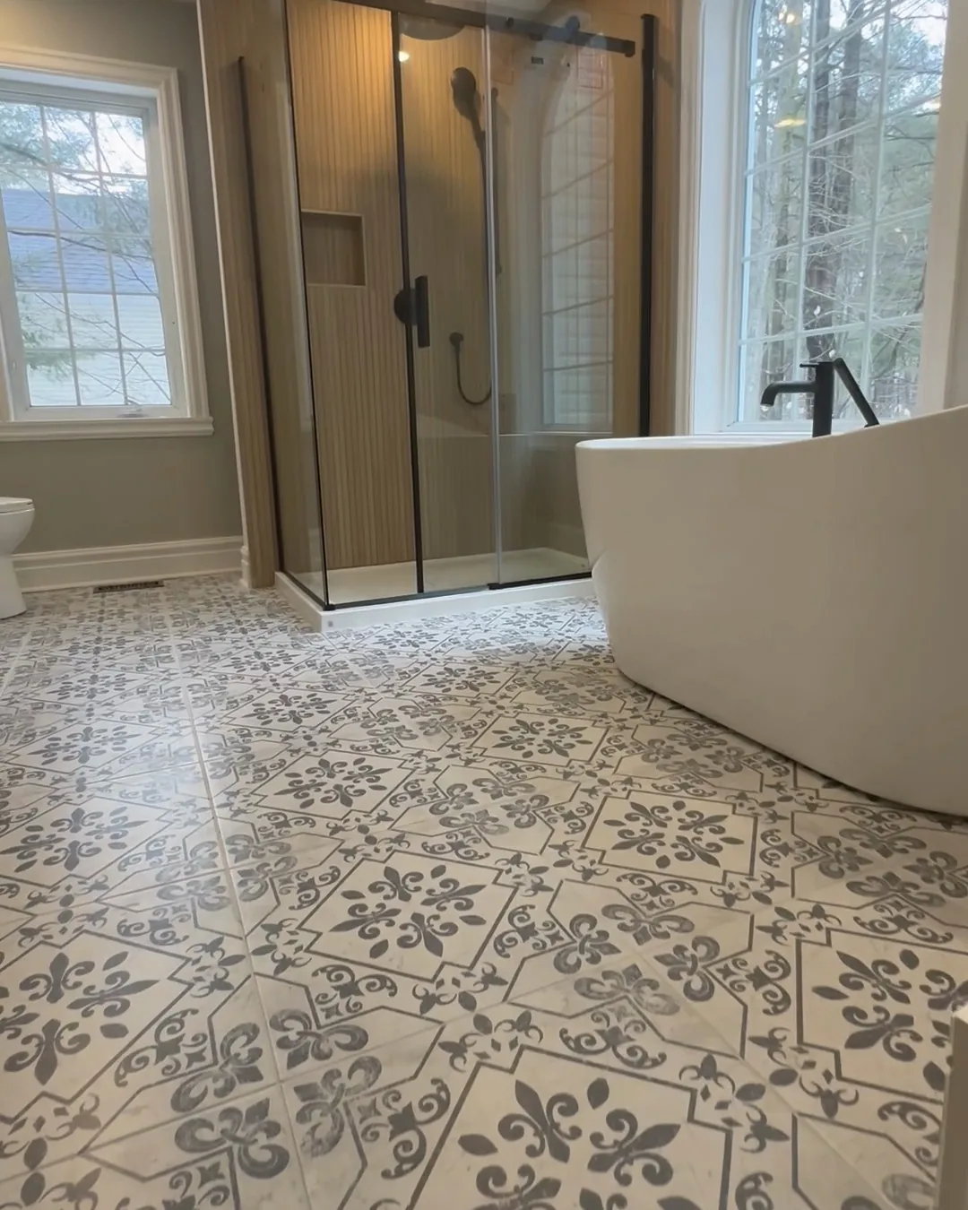 Une salle de bain sous une fenêtre en arche · Sévigny Boucher
